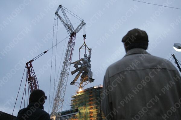 Moscow reinstalls landmark Soviet statue - Sputnik International