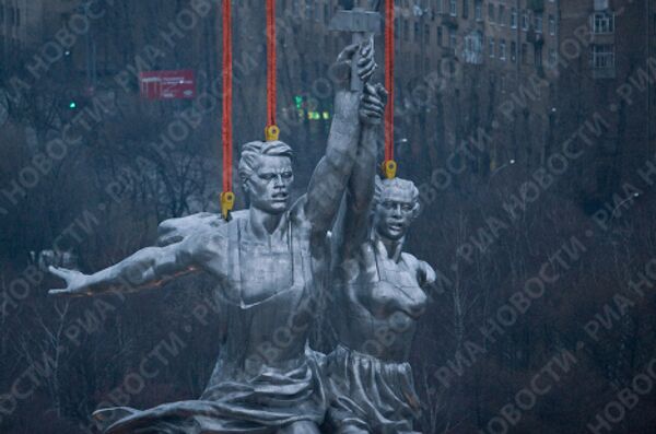 Moscow reinstalls landmark Soviet statue - Sputnik International
