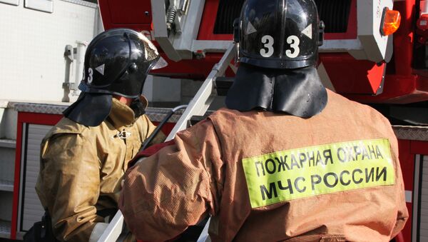 Firefighters, rescuers and doctors are working at the scene. - Sputnik International