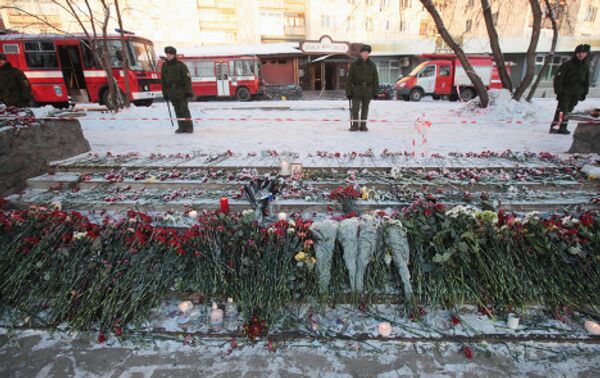Flowers and candles: in memoriam for Perm fire victims - Sputnik International