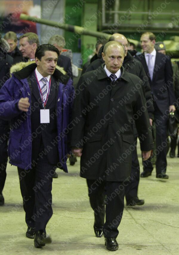 Vladimir Putin at a secret military production plant - Sputnik International