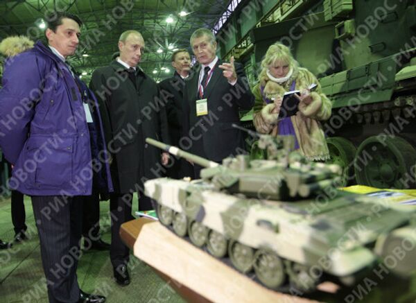 Vladimir Putin at a secret military production plant - Sputnik International