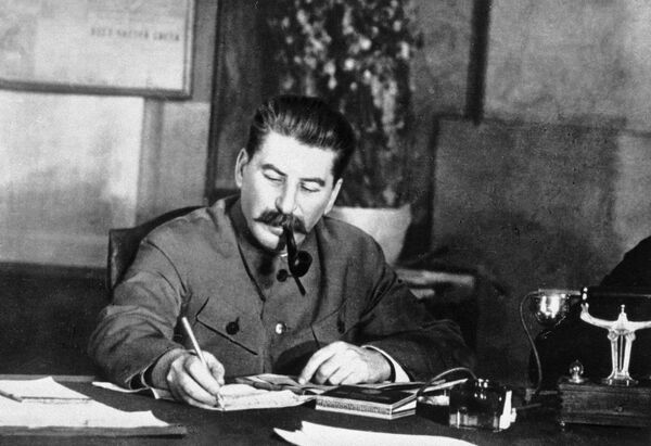 Although Sotheby's said a document signed by Stalin and Molotov addressed to a head of state is of the utmost rarity, it was sold at the auction on Friday less than its estimate of up to $25,000 - Sputnik International