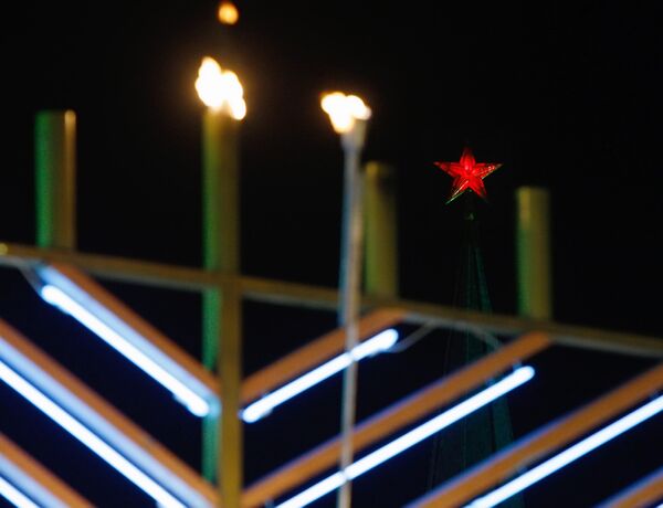 Chief rabbi, Moscow mayor kindle lights to celebrate Hanukkah  - Sputnik International