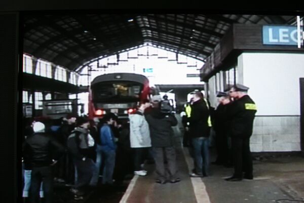 Polish police force protesting asylum seekers off train  - Sputnik International