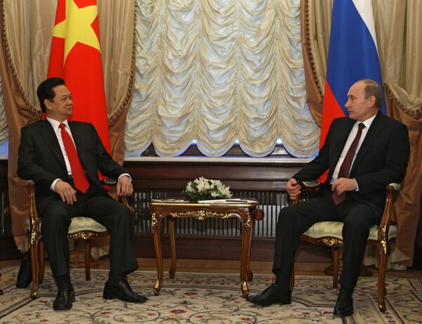 Vietnamese Prime Minister Nguyen Tan with Russian Prime Minister Vladimir Putin - Sputnik International