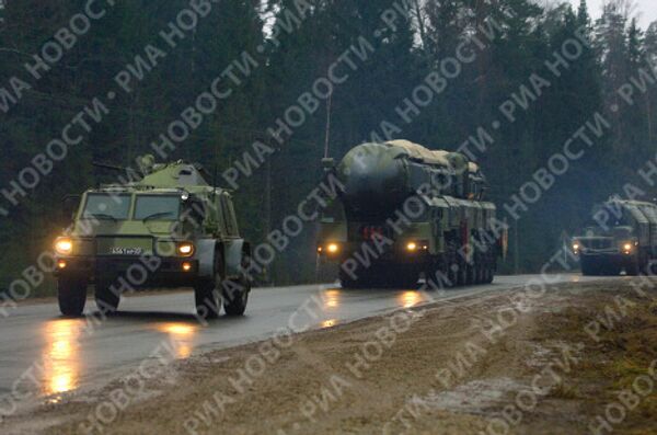 Guard around a Topol-M missile system.  - Sputnik International