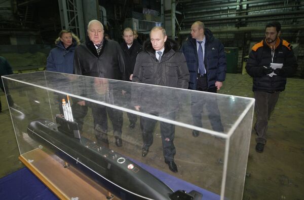 Prime Minister Vladimir Putin observes Diesel electrical submarine production - Sputnik International