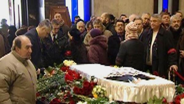 Hundreds pay final respects to post-Soviet reformer Gaidar  - Sputnik International