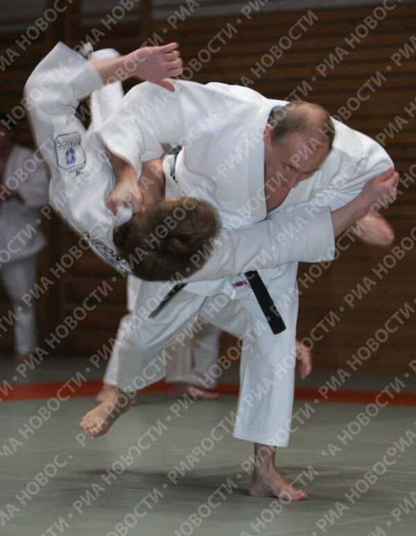 Vladimir Putin shows his trademark Judo tricks - Sputnik International