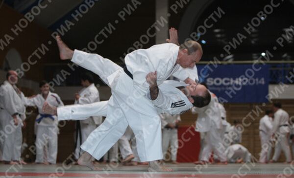 Vladimir Putin shows his trademark Judo tricks - Sputnik International