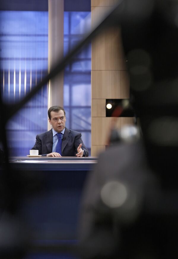 Medvedev moves to streamline Interior Ministry, fight corruption - Sputnik International