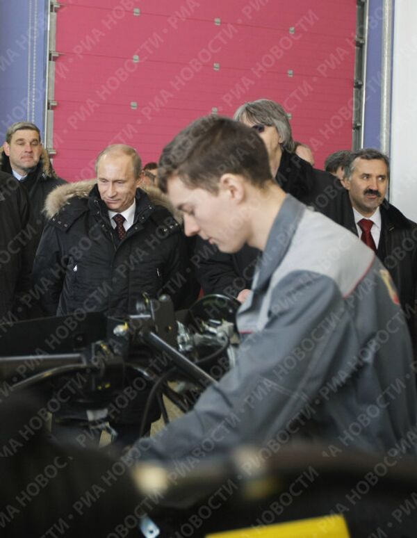 Putin at the factory: Russian Prime Minister drives Berlusconi’s car - Sputnik International