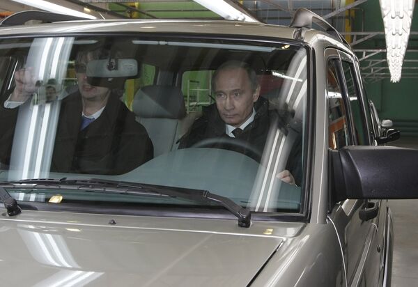 Putin at the factory: Russian Prime Minister drives Berlusconi’s car - Sputnik International