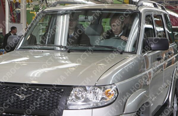 Putin at the auto plant: Russian Prime Minister drives Berlusconi’s car - Sputnik International