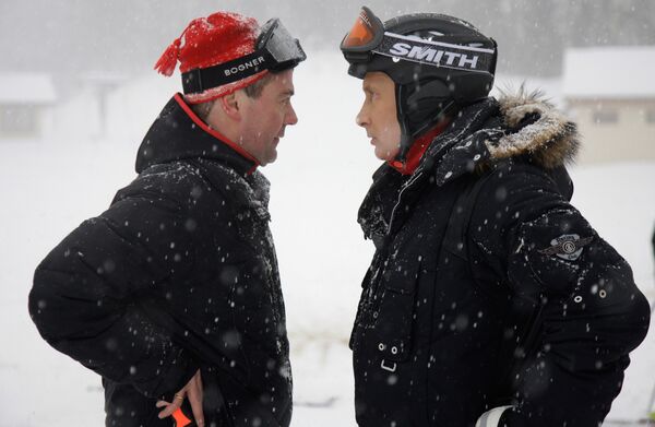 Medvedev, Putin go skiing at Russia's Olympic resort - Sputnik International