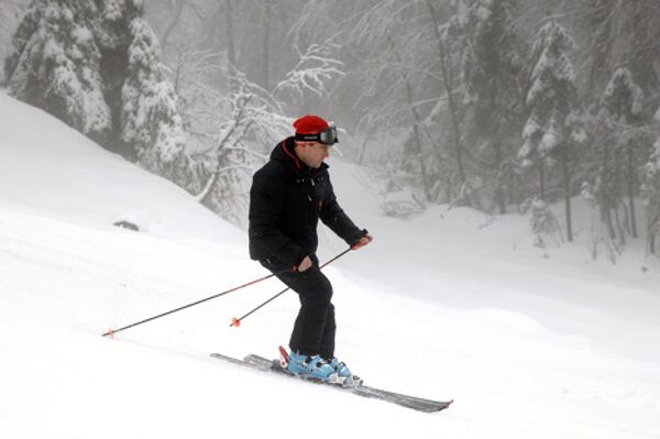 Dmitry Medvedev and Vladimir Putin go skiing at Russia's Olympic resort - Sputnik International