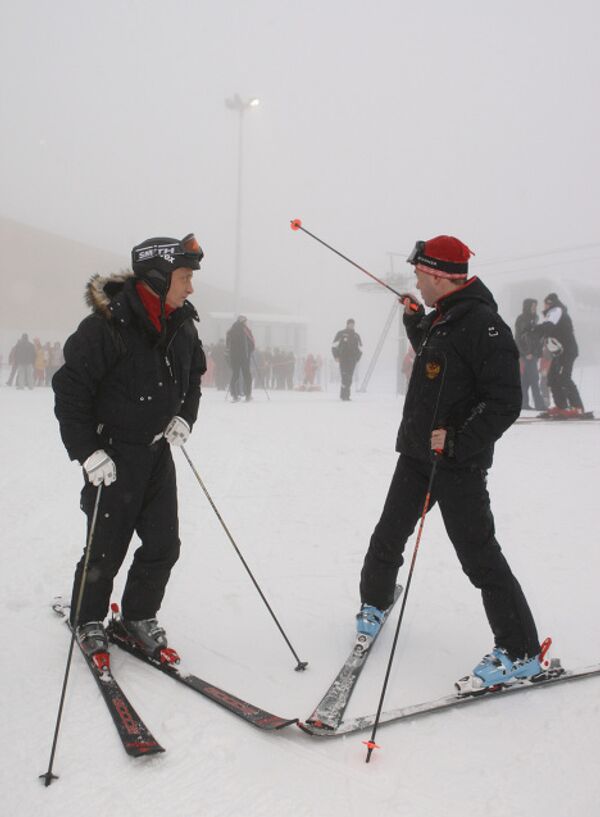 Dmitry Medvedev and Vladimir Putin go skiing at Russia's Olympic resort - Sputnik International