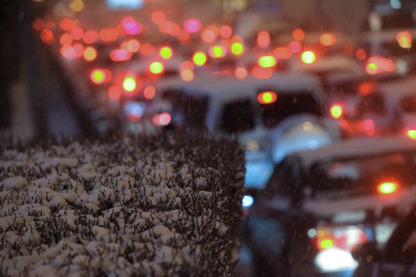 Low temperature and ice-covered roads are expected to severely affect local traffic on Monday morning - Sputnik International