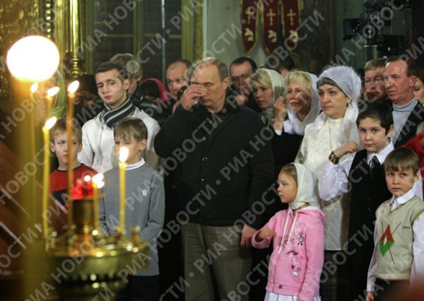 Prime Minister Vladimir Putin attended a Christmas service at the Church of the Holy Martyrs Alexander and Antonina Rimsky in the Kostroma Region village of Selishche. - Sputnik International