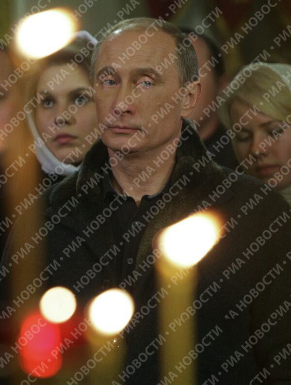 Владимир Путин на рождественской службе в одном из храмов Костромы - Sputnik International