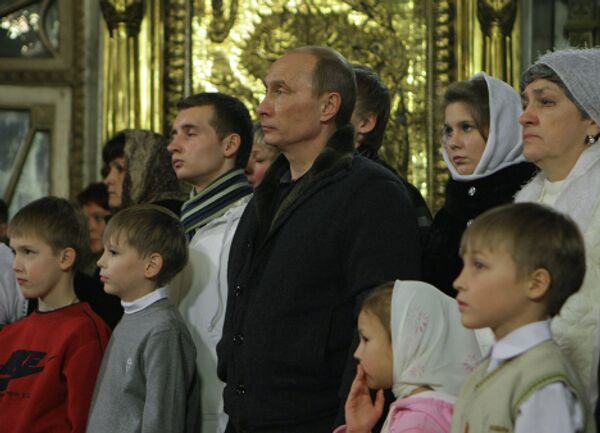 Владимир Путин на рождественской службе в одном из храмов Костромы - Sputnik International