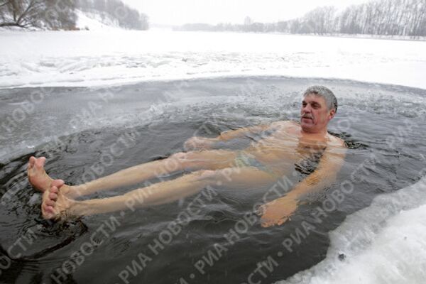 Moscow ice swimmers take a dip in freezing water - Sputnik International