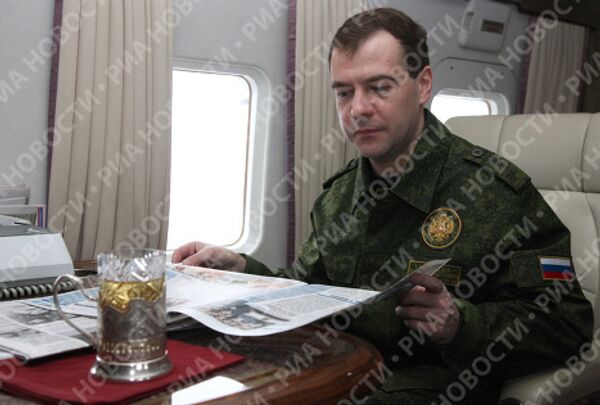 Dmitry Medvedev handles a rare pistol and fires a Maxim MG - Sputnik International