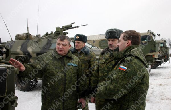 Dmitry Medvedev handles a rare pistol and fires a Maxim MG - Sputnik International