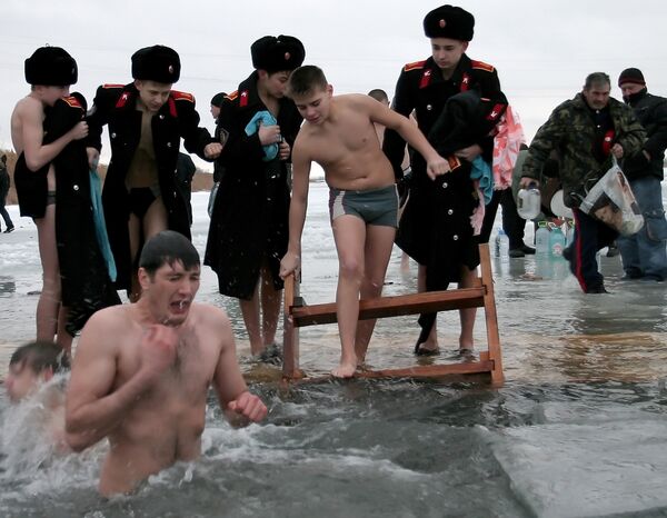 Tens of thousands bathe in icy water on Epiphany in Russia - Sputnik International