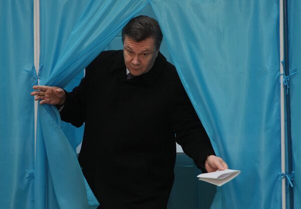 Yanukovych votes in Ukraine runoff election, pledges change  - Sputnik International