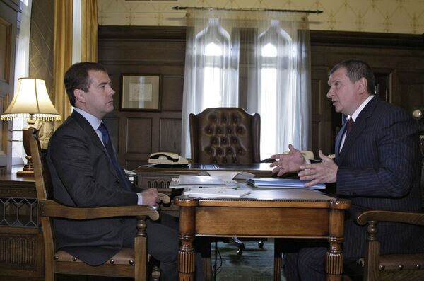 Dmitry Medvedev meets with Deputy PM Igor Sechin - Sputnik International