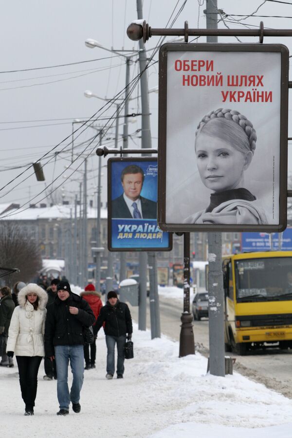 Opposition leader Yanukovych is ahead with 49.07% of the vote, while Prime Minister Tymoshenko gained 43.77%. - Sputnik International