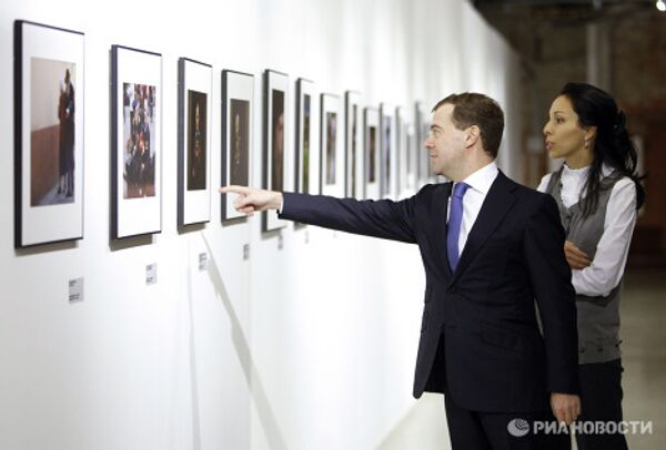 President Dmitry Medvedev against a background featuring some famous faces - Sputnik International