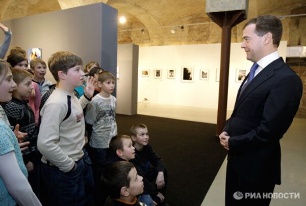 President Dmitry Medvedev against a background featuring some famous faces - Sputnik International