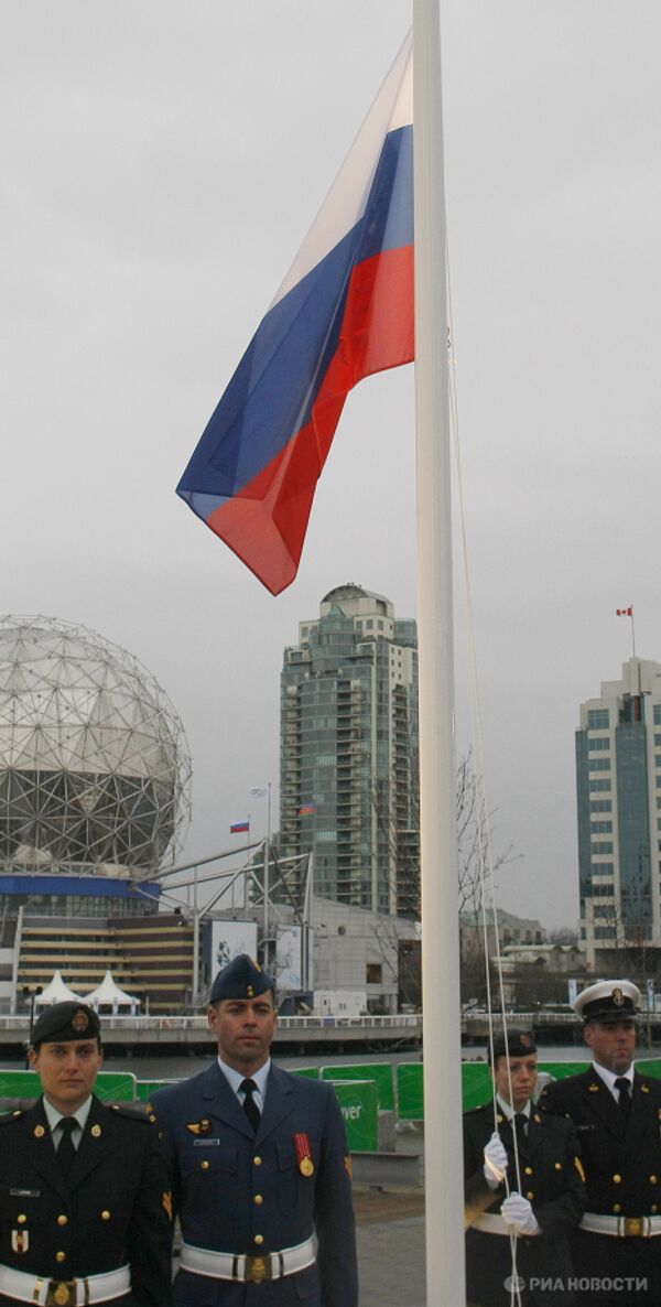 Russia hoists national flag in Vancouver - Sputnik International