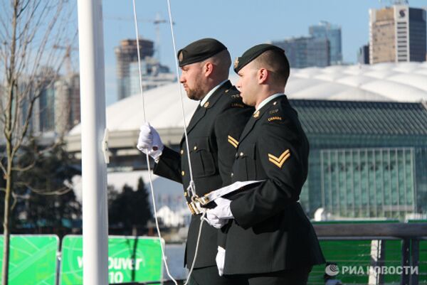Russia hoists national flag in Vancouver - Sputnik International