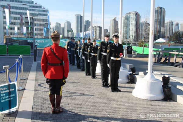Russia hoists national flag in Vancouver - Sputnik International