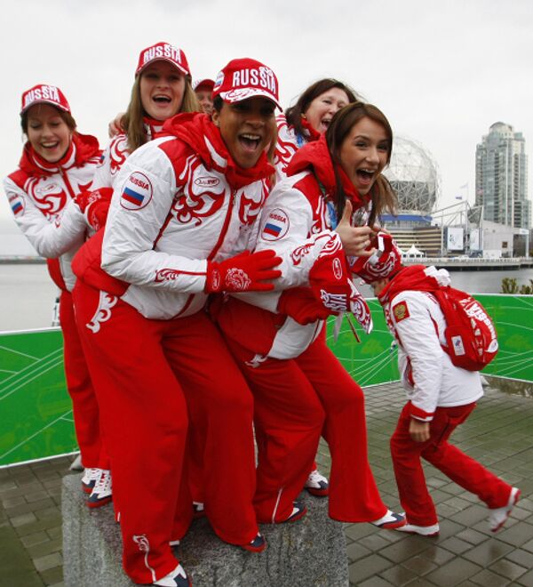Russia hoists national flag in Vancouver - Sputnik International