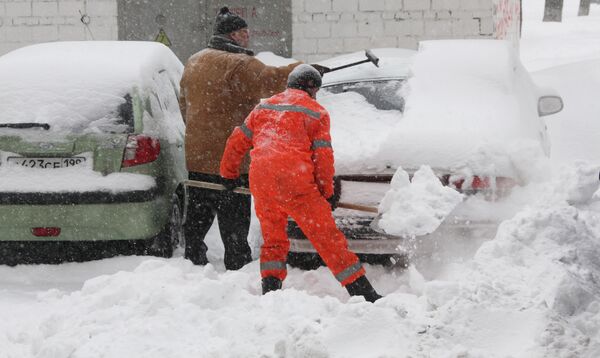 Moscow battles heavy snowfalls  - Sputnik International