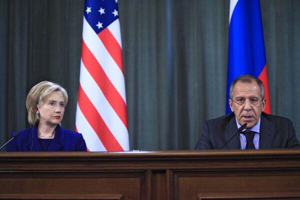 U.S. Secretary of State Hillary Clinton urged her Russian colleague Sergei Lavrov to speed up work on the new arms reduction treaty - Sputnik International