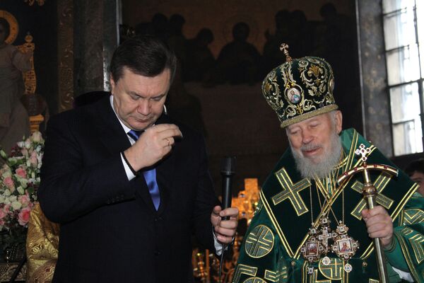 Ukrainian Orthodox Church Primate Metropolitan Volodymyr blesses newly elected President of Ukraine Viktor Yanukovych - Sputnik International