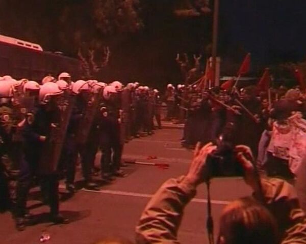 Protestors clash with riot police in Athens - Sputnik International