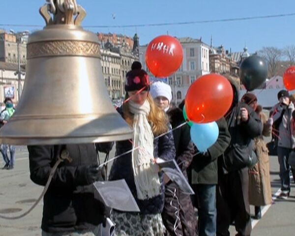 Pro-life flash mob shoots name-bearing balloons into the air - Sputnik International