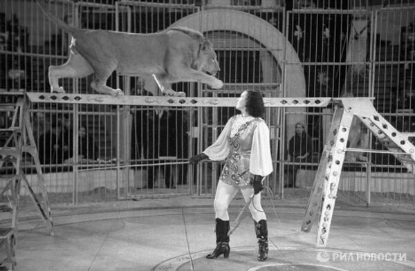 Animal tamer Irina Bugrimova with lions at her feet - Sputnik International