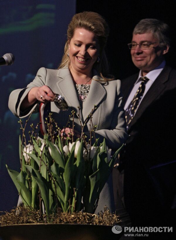 Svetlana Medvedev in flower country - Sputnik International