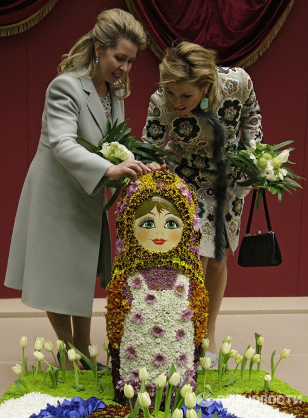 Svetlana Medvedev in flower country - Sputnik International