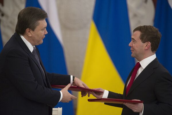Ukrainian President Viktor Yanukovych and his Russian counterpart Dmitry Medvedev, March 5 - Sputnik International