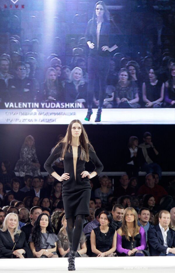 Valentin Yudashkin opens Fashion Week in Gostiny Dvor - Sputnik International