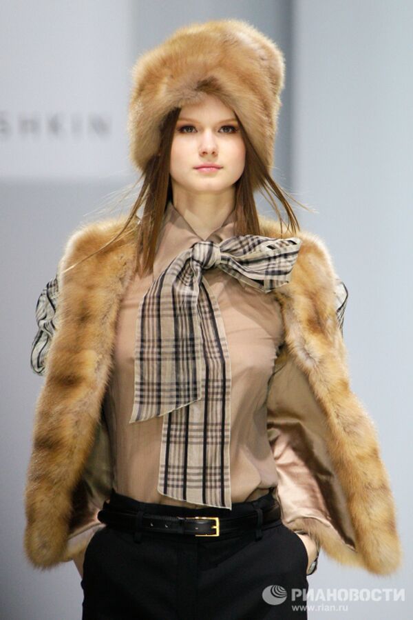 Valentin Yudashkin opens Fashion Week in Gostiny Dvor - Sputnik International